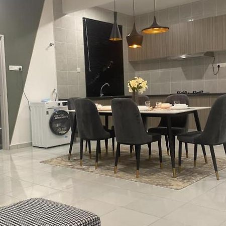 D'Rinie Sky Homestay Kajang Exterior foto